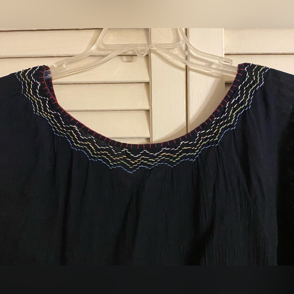 Gorgeous Black Cropped Top w Amazing Embroidery - Picture 7 of 8